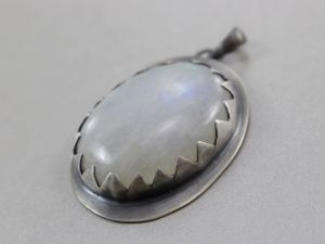 kamień księżycowy srebro wisior zęby biżuteria
